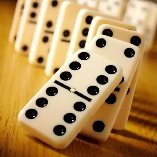 JUEGO DOMINO EN CAJA PLASTICA, 28 PIEZAS, DIMENSIONES 2.5X4 CM, CAJA 9X15 CM. - Imagen 3